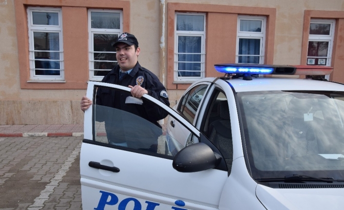 Hayali gerçekleşti, bir günlüğüne trafik polisi oldu