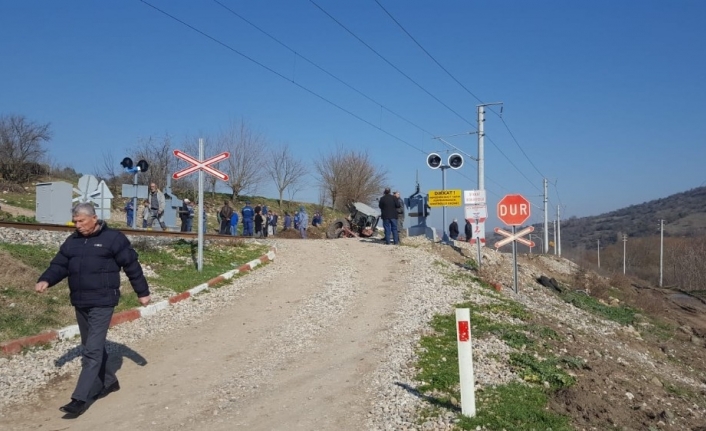 Hemzemin geçitte tren traktöre çarptı: 1 yaralı