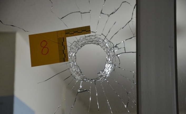 İçeride müşterilerin bulunduğu sırada kıraathane kurşunlandı