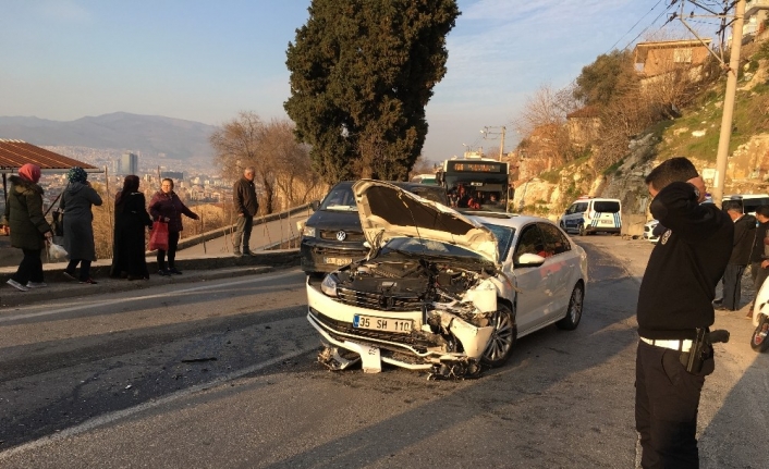 İzmir’de belediye otobüsü otomobille kafa kafaya çarpıştı: 2 yaralı