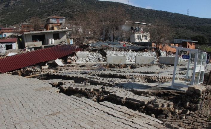 İzmir’de korkutan heyelan