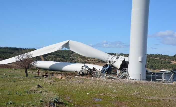 İzmir’de rüzgar türbini rüzgara dayanamadı