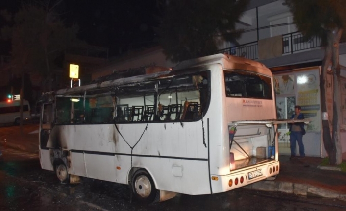 İzmir’de seyir halindeki servis minibüsü alevlere teslim oldu