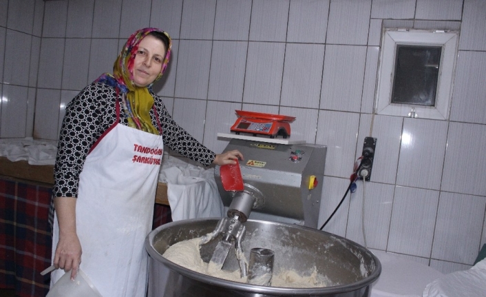 Kadın fırıncı odun ateşinde köy ekmeği üretiyor