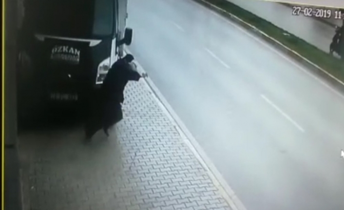 Kaldırımdaki yayaları böyle ezdi