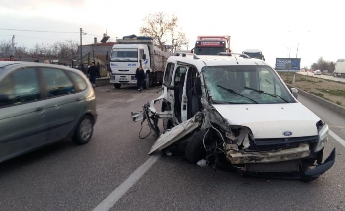 Kamyona çarpan ticari araçta can pazarı: 1 yaralı