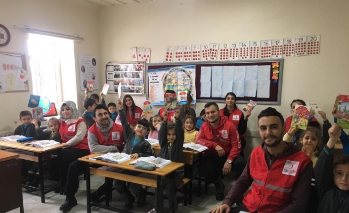Kızılay tarafından okullarda “2018 yılı Güvenli Yaşam Takvimi” dağıtıldı
