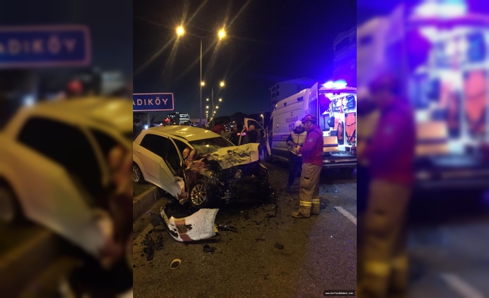 Kontrolden çıkan otomobil, karşı şeride geçerek kamyonetle çarpıştı: 5 yaralı