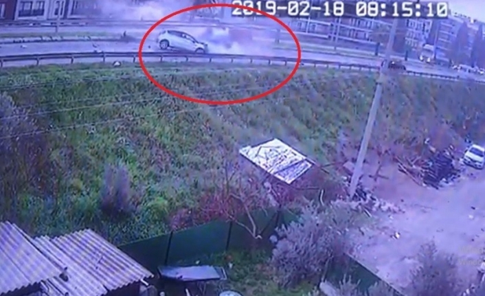 Köpeğe çarpmamak için direksiyonu kırmıştı