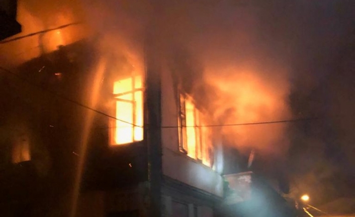 Marmara’da ahşap bina yandı