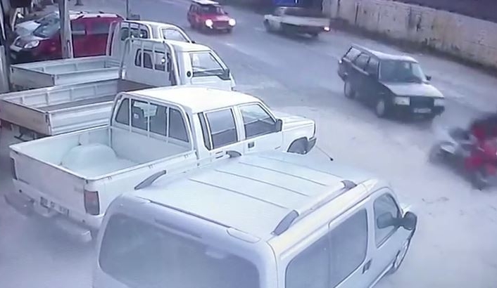 Motosiklet kazası güvenlik kamerasında