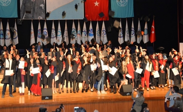 Öğrenciler diplomalarına kavuştu