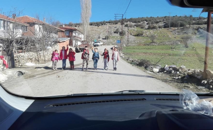 Öğretmenlerini göndermemek için kendilerini aracın önüne attılar