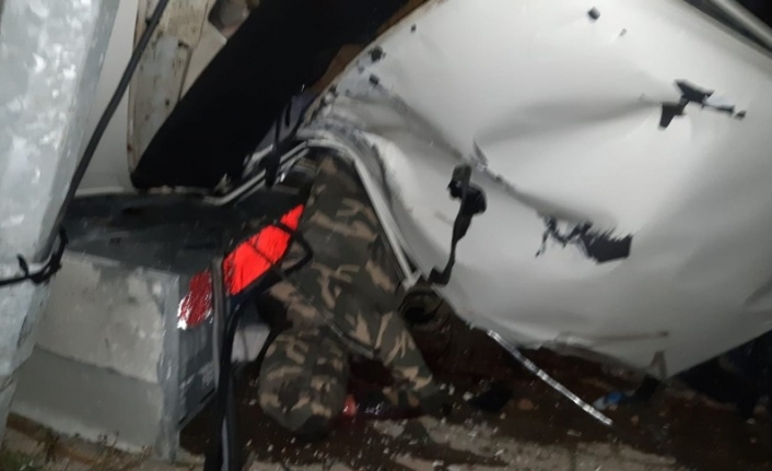 Önce elektrik trafosuna daha sonra aydınlatma direğine çarptı