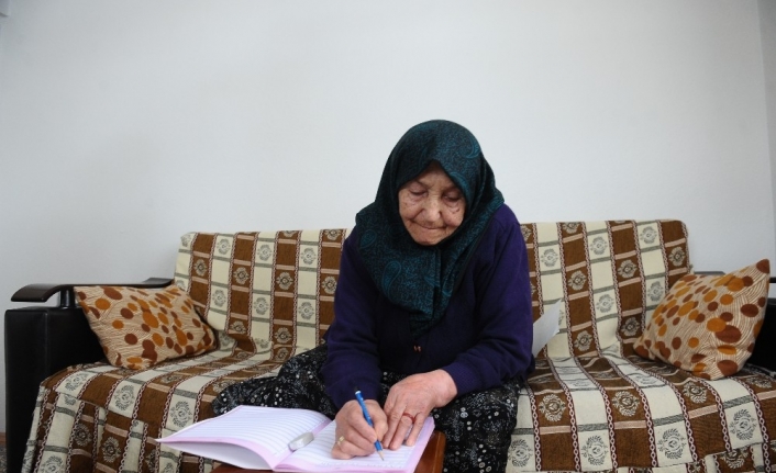 (Özel) 88 yaşındaki kadının okuma-yazma öğrenme azmi