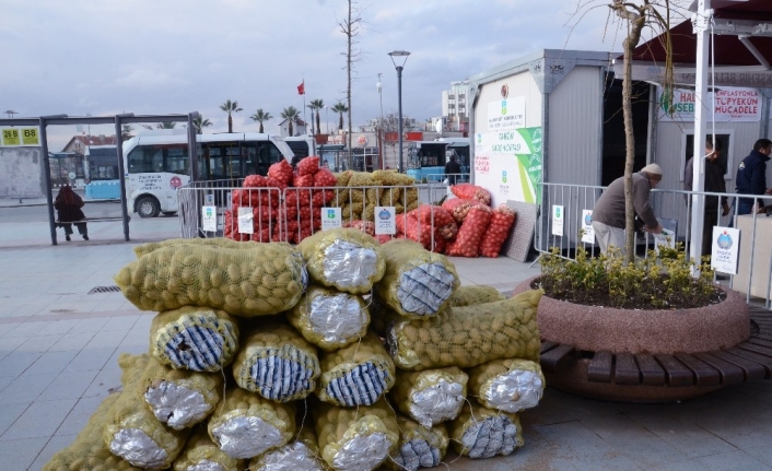 Büyükşehir den büyük hizmet .. Bir günde 15 ton patates satıldı