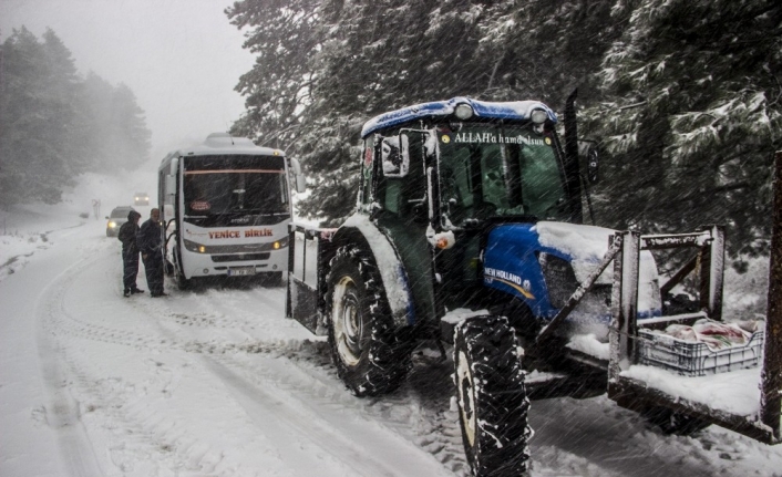 Kar yolları kapattı, Kazdağları’nda onlarca araç mahsur kaldı