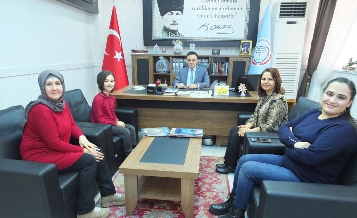 Lösemi hastaları için saçlarını bağışladı