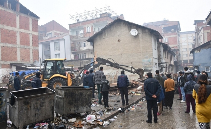 Refah Sokak’ta temizlik operasyonu