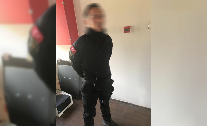 Sahte özel harekat kıyafeti ve silahla yakalandı