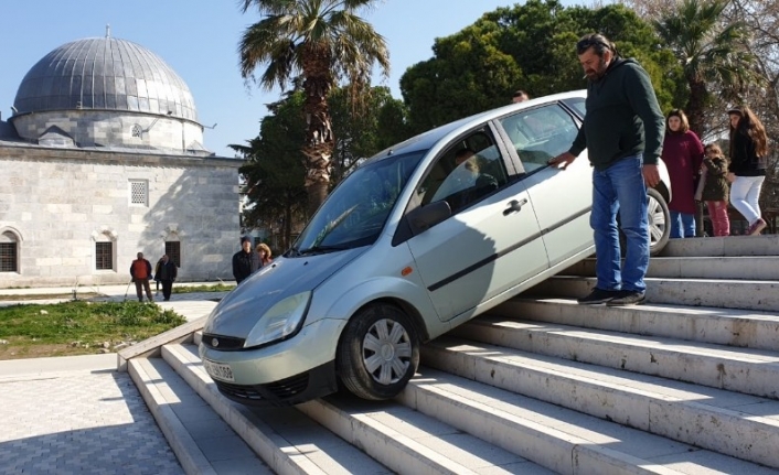 Şaşkın sürücü otomobille merdivenlerden indi