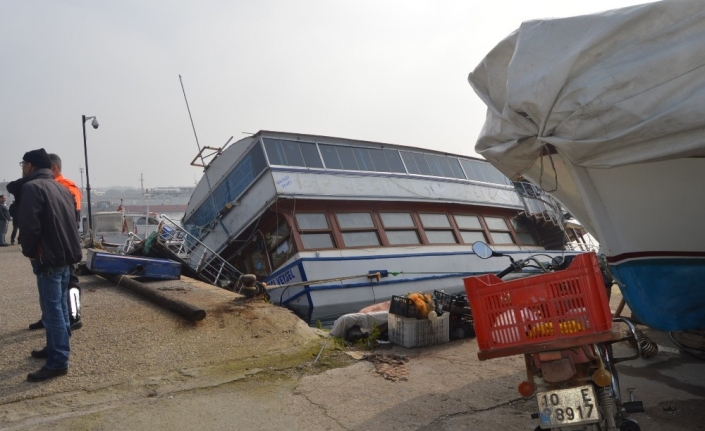 Su alan yüzer restaurant yan yattı