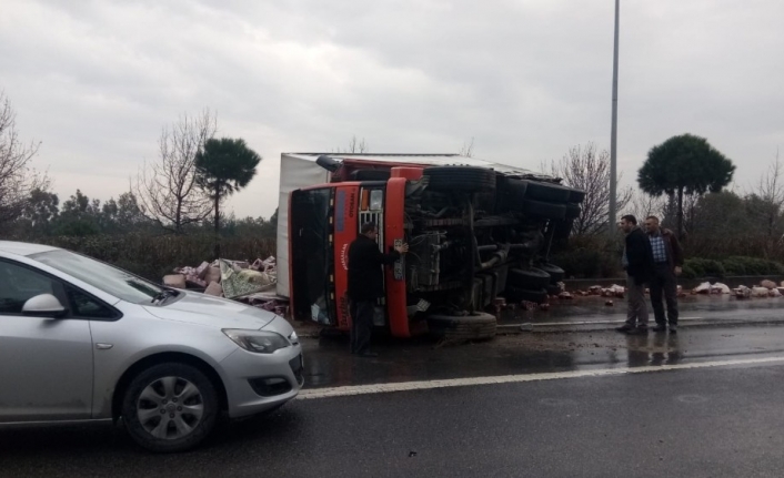 Yağış sebebiyle kontrolden çıkan kamyon devrildi