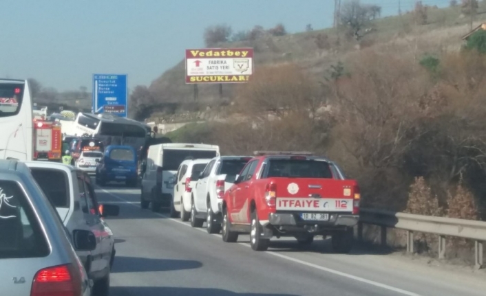 Yolcu otobüsüyle tır çarpıştı: 18 yaralı