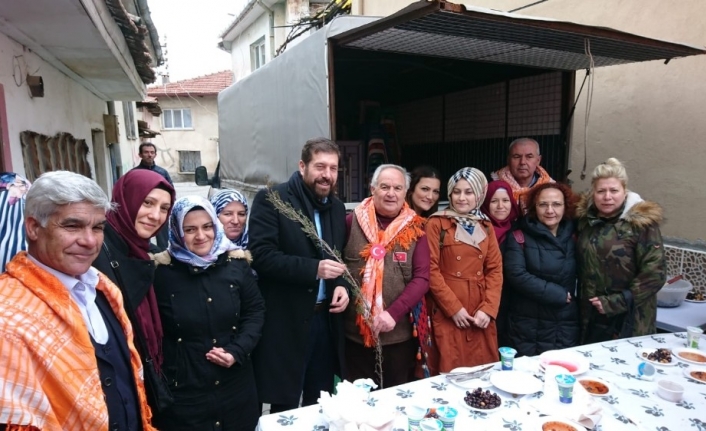 Yörükler Derneği’nden ’Sevgililer Gününde’ fidan dağıtımı