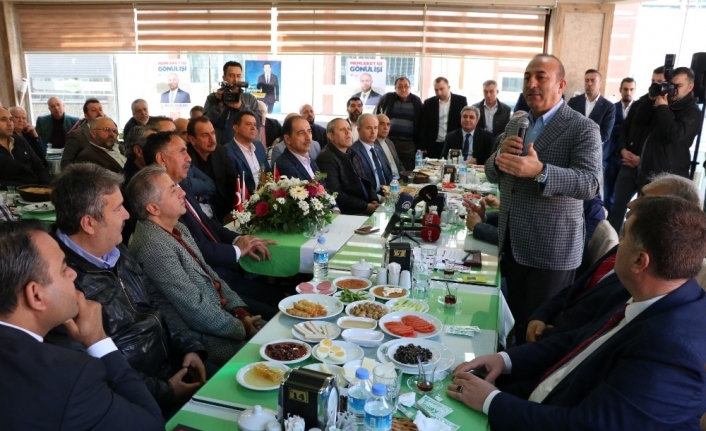 Bakan Çavuşoğlu: “İzmir’e getirdiğim yabancı misafirler benimle dalga geçiyorlar”
