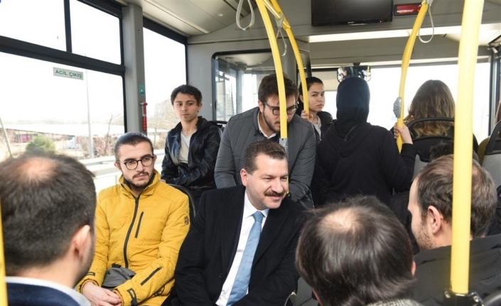 Balıkesir Büyükşehir Belediye Başkan Adayı Yılmaz öğrencilerle otobüse bindi