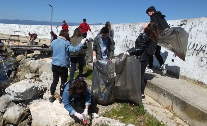 Balıkesir’de Liseli gençler sahilde çöp topladı