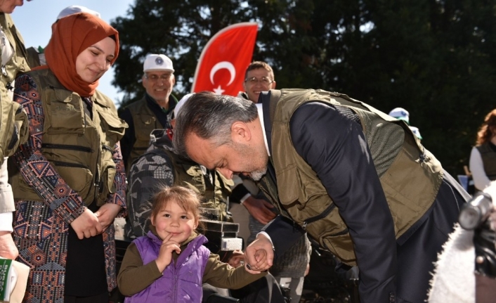 Başkan sevgiye olta attı