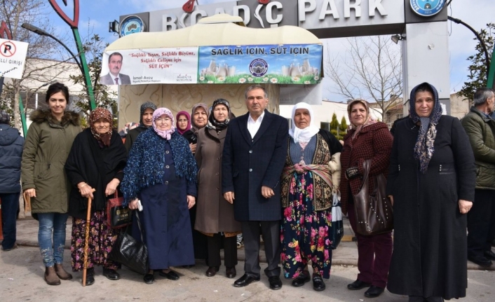 Bigadiç’te süt dağıtımı devam ediyor