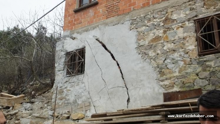  Burhaniye'de heyelan, 6 ev boşaltıldı  