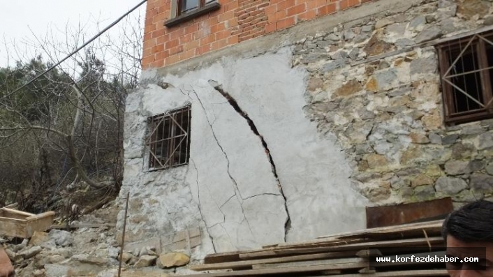 Burhaniye'de heyelan, 6 ev boşaltıldı