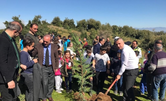 Burhaniye’de Kaymakam Öner, öğrencilerle birlikte fidan dikti