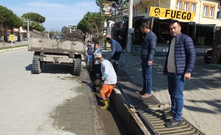 Burhaniye’de su baskınlarını önlemek için menfezler temizleniyor