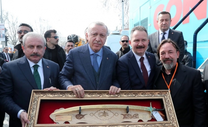 Burhaniyeli Tural, hazırladığı Kanuni kılıcını Cumhurbaşkanı Erdoğan’a hediye etti