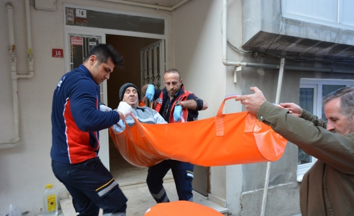 Bursa’da oy kullanmaya sedye ile taşındılar