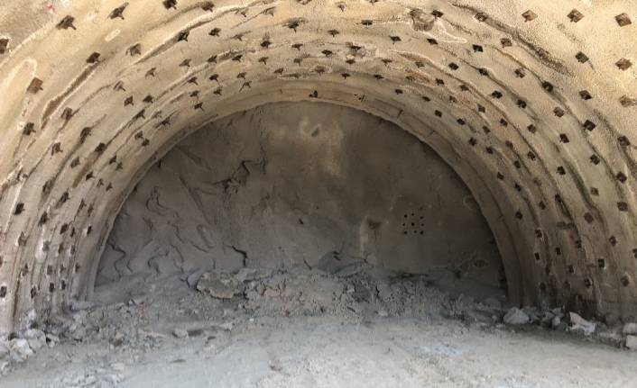 Dağı delen tünelde deneme patlamaları başladı, yol hasreti bitiyor