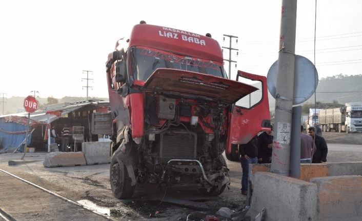 Defalarca kazanın yaşandığı yerde bir kaza daha: Yük treni, tıra çarptı