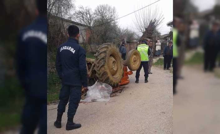 Devrilen traktörün altında can verdi