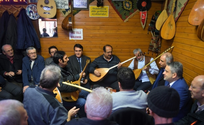 Dündar’dan seçim çalışmalarına sazlı türkülü mola