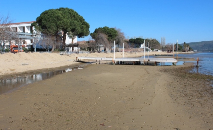 Erdek’te deniz çekilmesi yaşanıyor