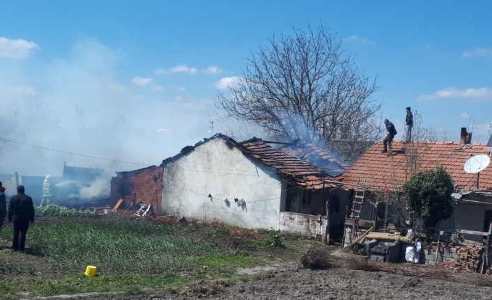 Fırında ekmek yaparken evi yandı