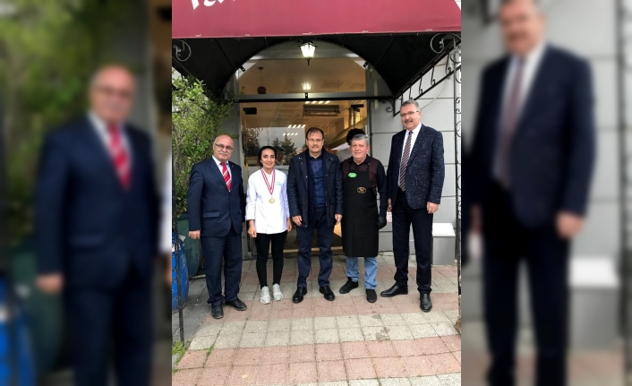 Genç aşçı Bursa’ya altın madalyayla döndü