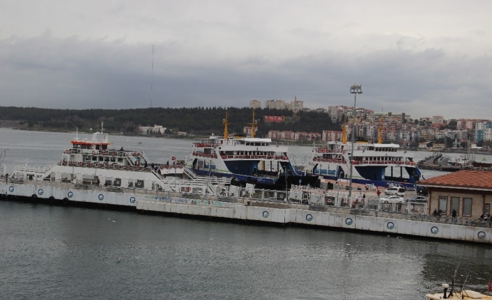 Gökçeada’da feribot seferlerine fırtına engeli