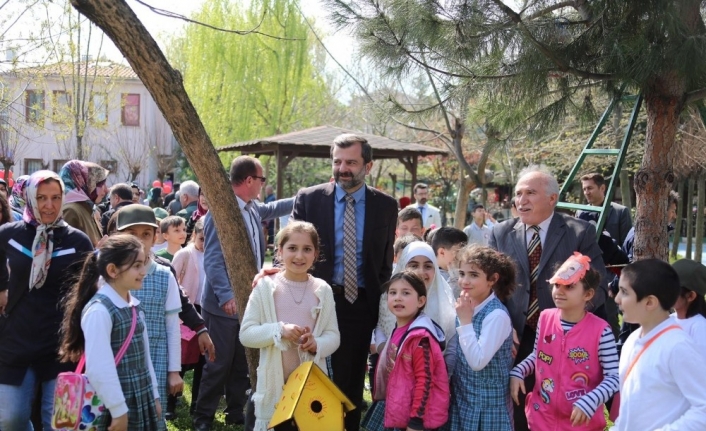 Gürsulu minik çevreciler kuşları “ev”lendirdi