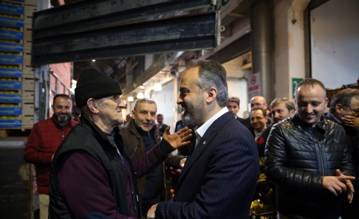 Hal esnafı Başkan Aktaş’ı alkışlarla karşıladı